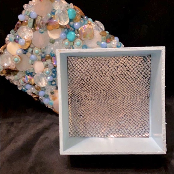 Baby blue deco box with beautiful stones - Picture 3 of 3